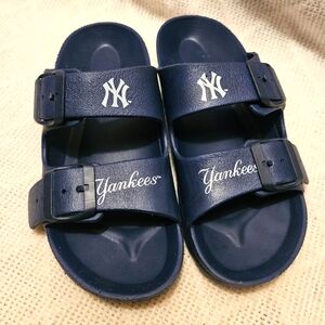Yankees~ Double buckle~slip on‎ sandles~ Size Small~5-6 Adult
